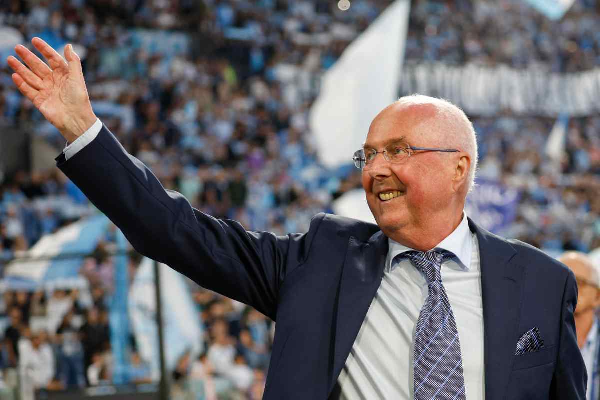 Sven Goran Eriksson saluta i tifosi della Lazio